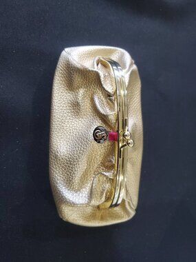 VICTORIA SECRET VS GOLD COLORED MAKE UP Beauty Purse KISS Lock 3786  Like New